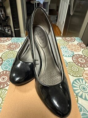 Life Stride Black Patent Round-Toe Women's Heels
